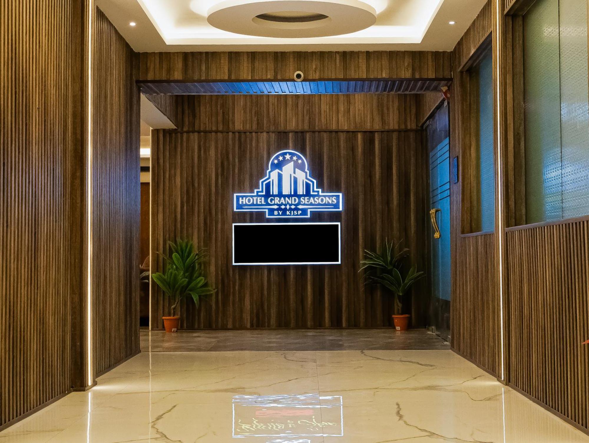 Hotel Grand Seasons- Navi Mumbai Exteriör bild