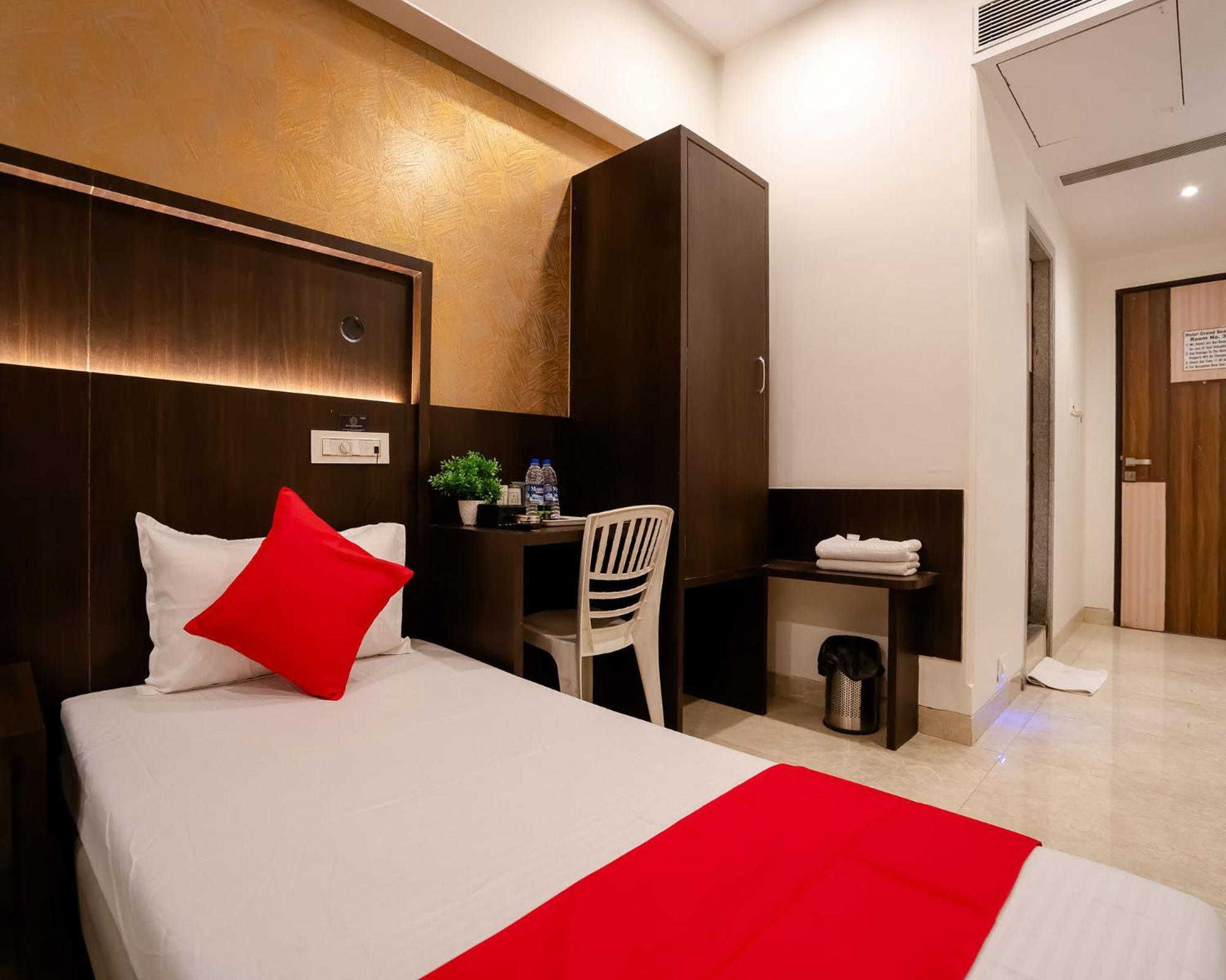 Hotel Grand Seasons- Navi Mumbai Exteriör bild